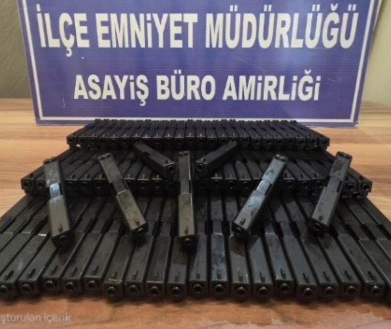 Hatay'da otomobilde gizlenmiş 80 silah parçası ele geçirildi