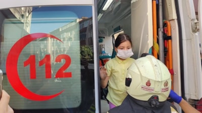 İstanbul'da çıkan yangından kurtarıldı: Merak ettiği kardeşleriyle ambulansta buluşturuldu