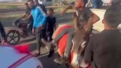 Hatay'da çobanlar, eşekle düğün konvoyunun önünü kesip damattan bahşiş aldı