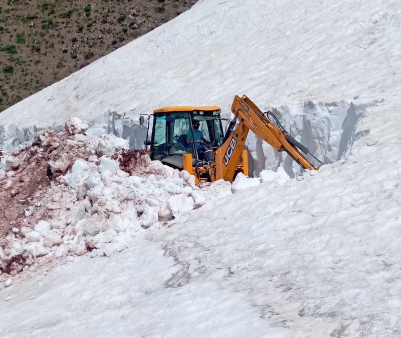 Tunceli’de haziran ortasında karla mücadele