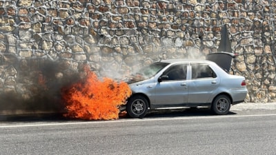 Hatay'da seyir halindeki otomobilde yangın