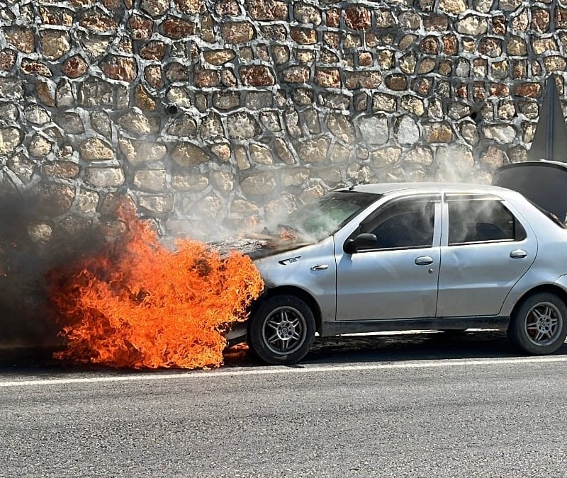 Hatay'da seyir halindeki otomobilde yangın