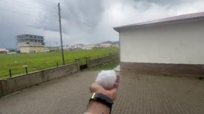 Erzurum'da ceviz büyüklüğündeki dolu şaşırttı