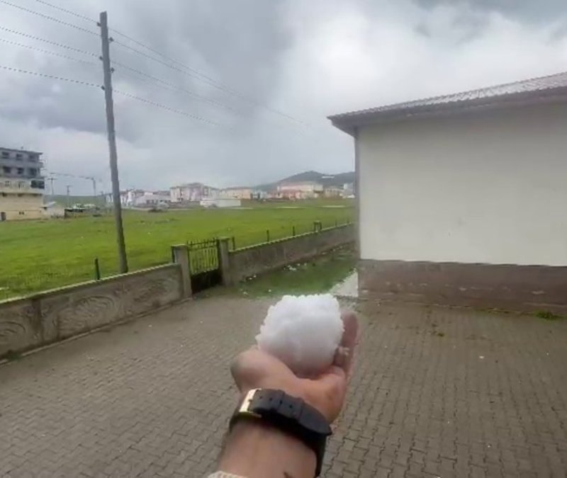 Erzurum'da ceviz büyüklüğündeki dolu şaşırttı