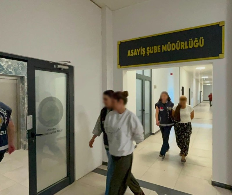 Kocaeli'de çaldıkları 400 bin liralık ziynet eşyasıyla kaçar