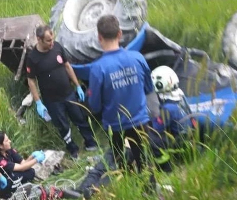 Denizli'de devrilen traktörün altında kalan sürücü öldü