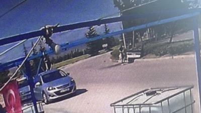 Eskişehir'de takla atan otomobil refüje devrildi: 2 yaralı