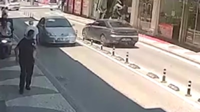 Sakarya'da yolun karşısına geçen engelliye otomobil çarptı