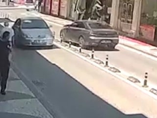 Sakarya'da yolun karşısına geçen engelliye otomobil çarptı