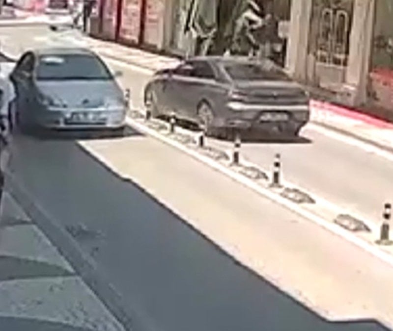 Sakarya'da yolun karşısına geçen engelliye otomobi