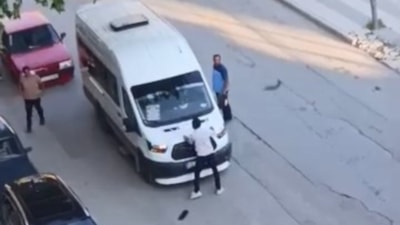 Elazığ'da önü kesilen minibüsün kaputu yumruklandı