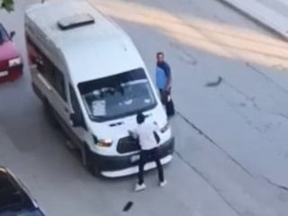 Elazığ'da önü kesilen minibüsün kaputu yumruklandı