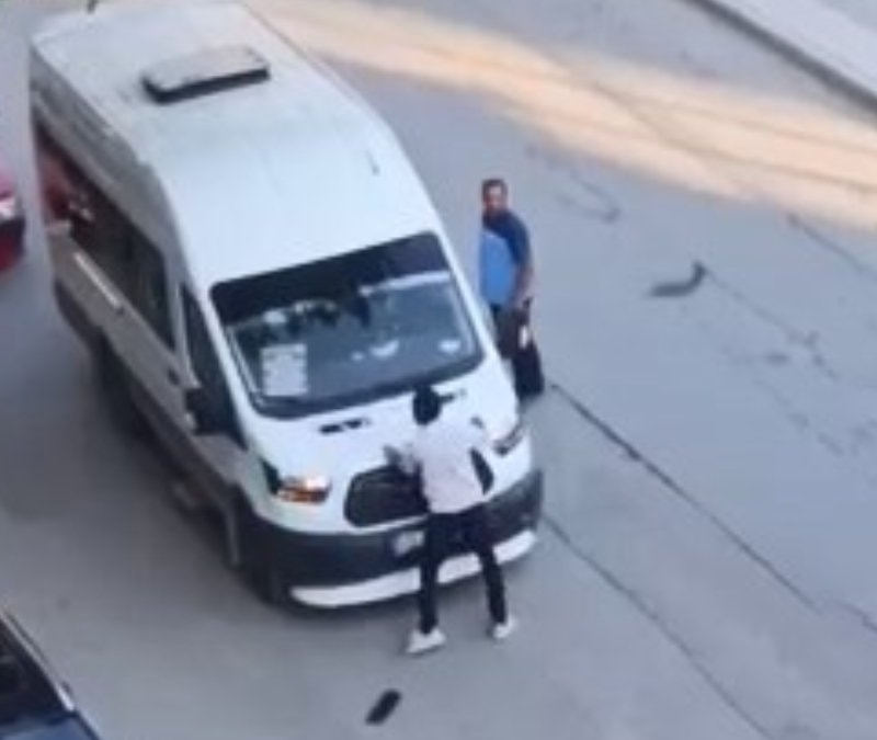 Elazığ'da önü kesilen minibüsün kaputu yumruklandı