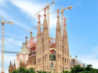 144 yıldır bitmeyen Sagrada Familia'nın bir kısmı açıldı: 10 yıl daha inşaat var