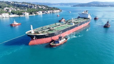 Ukrayna saldırısında hasar gören dev tanker İstanbul Boğazı'ndan geçirildi
