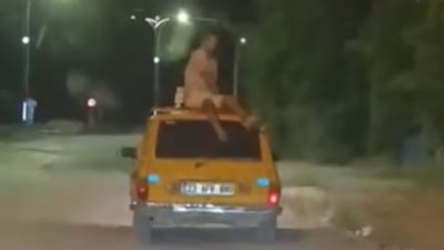Elazığ’da otomobil tavanında tehlikeli yolculuk