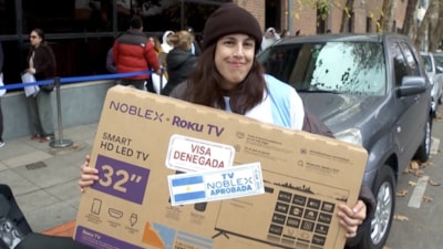 Dünya Kupası için vize başvurusu reddedilen 100 Arjantinliye televizyon hediye edildi