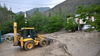 Erzurum’da sağanak sonrası heyelan: Birçok mahalle yolu ulaşıma kapandı