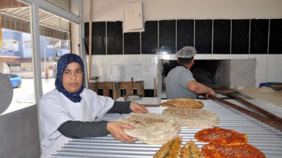 Hatay'da oğlu için fırın açıp çalışmaya başladı