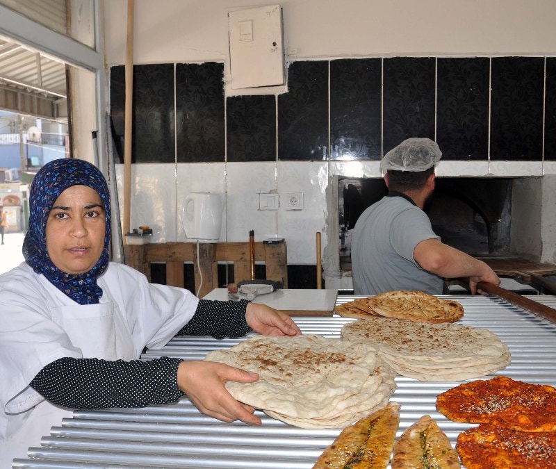 Hatay'da oğlu için fırın açıp çalışmaya başladı