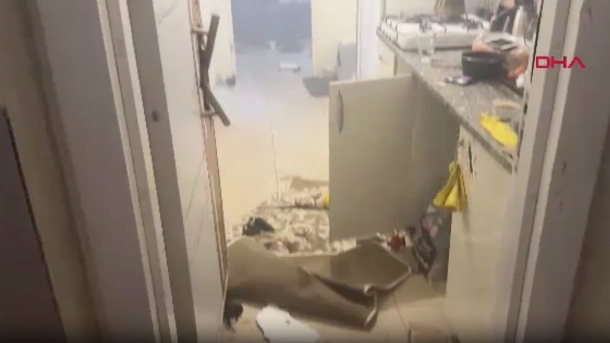 Oturduğu evi ateşe verip kendisini de içeri kilitledi