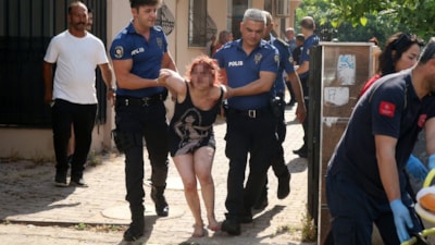 Oturduğu evi ateşe verip kendisini de içeri kilitledi