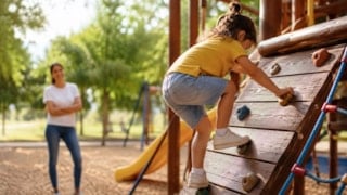 Parkta tehlikeli görünen her oyun çocuk gelişimi için aynı anlama gelmiyor
