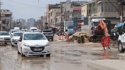 Adana'da içme suyu borusu patladı; yol çöktü, ev ve iş yerlerini su bastı