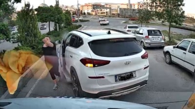 Elazığ'da trafikte korna tartışması: Yolu kesip araçtan indi