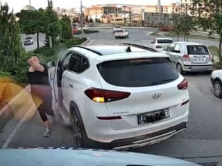 Elazığ'da trafikte korna tartışması: Yolu kesip araçtan indi