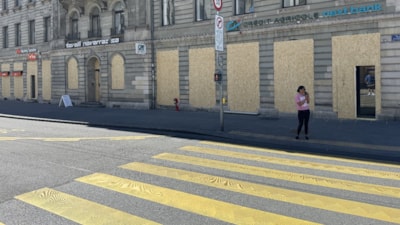 Avrupa'nın nezih kenti Cenevre, G7 kaosuna hazırlanıyor: Dükkanlar ahşap surlarla çevrildi