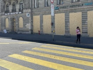 Avrupa'nın nezih kenti Cenevre, G7 kaosuna hazırlanıyor: Dükkanlar ahşap surlarla çevrildi