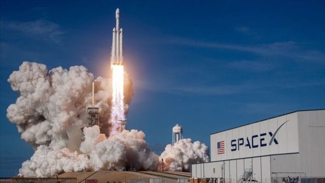 SpaceX Hisseleri, Nasdaq'taki İlk İşlem Gününde Yüzde 11'den Fazla Yükseldi