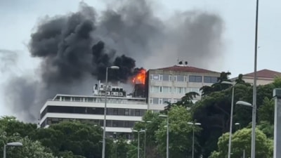 Beyoğlu'nda çatı katında yangın