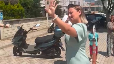 Balıkesir'de davul zurnayla boşanmayı kutladı, lokma dağıttı