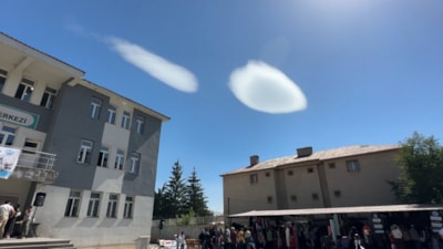 Yüksekova semalarında 'UFO' benzetmesi yapılan merceksi bulutlar büyüledi