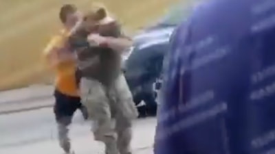 Ukrayna'da bir genç babasını cepheye götürmek isteyen askerleri dövdü