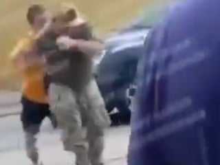 Ukrayna'da bir genç babasını cepheye götürmek isteyen askerleri dövdü