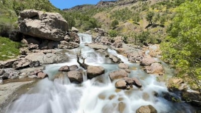 Hakkari’de doğa canlandı: Şelaleler artan debiyle görsel şölen sunuyor