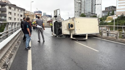 İstanbul'da kamyonet devrildi: Yol trafiğe kapandı