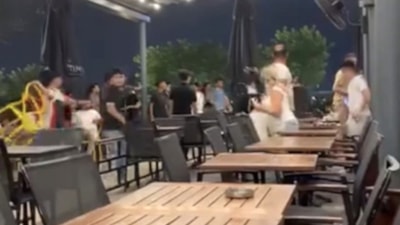 Adana'da AVM'de çıkan kavgada sandalyeler havada uçuştu