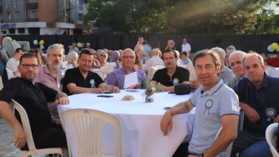 Bursa'da 83 yaşındaki emekli öğretmen, yıllar sonra öğrencileriyle buluştu