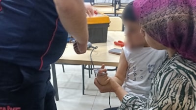 Osmaniye’de küçük çocuğun parmağı duş başlığına sıkıştı: İtfaiye kurtardı