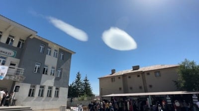 Hakkari'de UFO'ya benzetilen bulutlar şaşkınlık yarattı