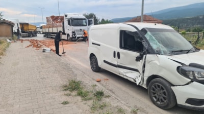 Karabük’te tır ile kamyonet çarpıştı: Facia kıl payı atlatıldı