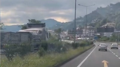 Karadeniz Sahil Yolu'nda ters şeritte giden kamyon panik yarattı