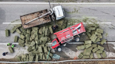 Kırıkkale’de ot balyası yüklü kamyon devrildi: Ankara yolu kilitlendi
