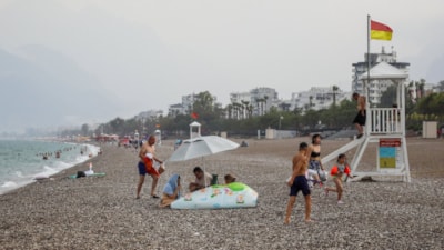 Antalya'da yağmura rağmen denize girdiler