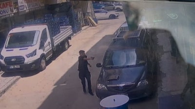 Bursa’da 'yan baktın' diyerek tartıştığı iki kişiyi bacaklarından vurdu