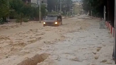 Afyonkarahisar'da dolu yağışı; yollar kapandı, bahçeler zarar gördü